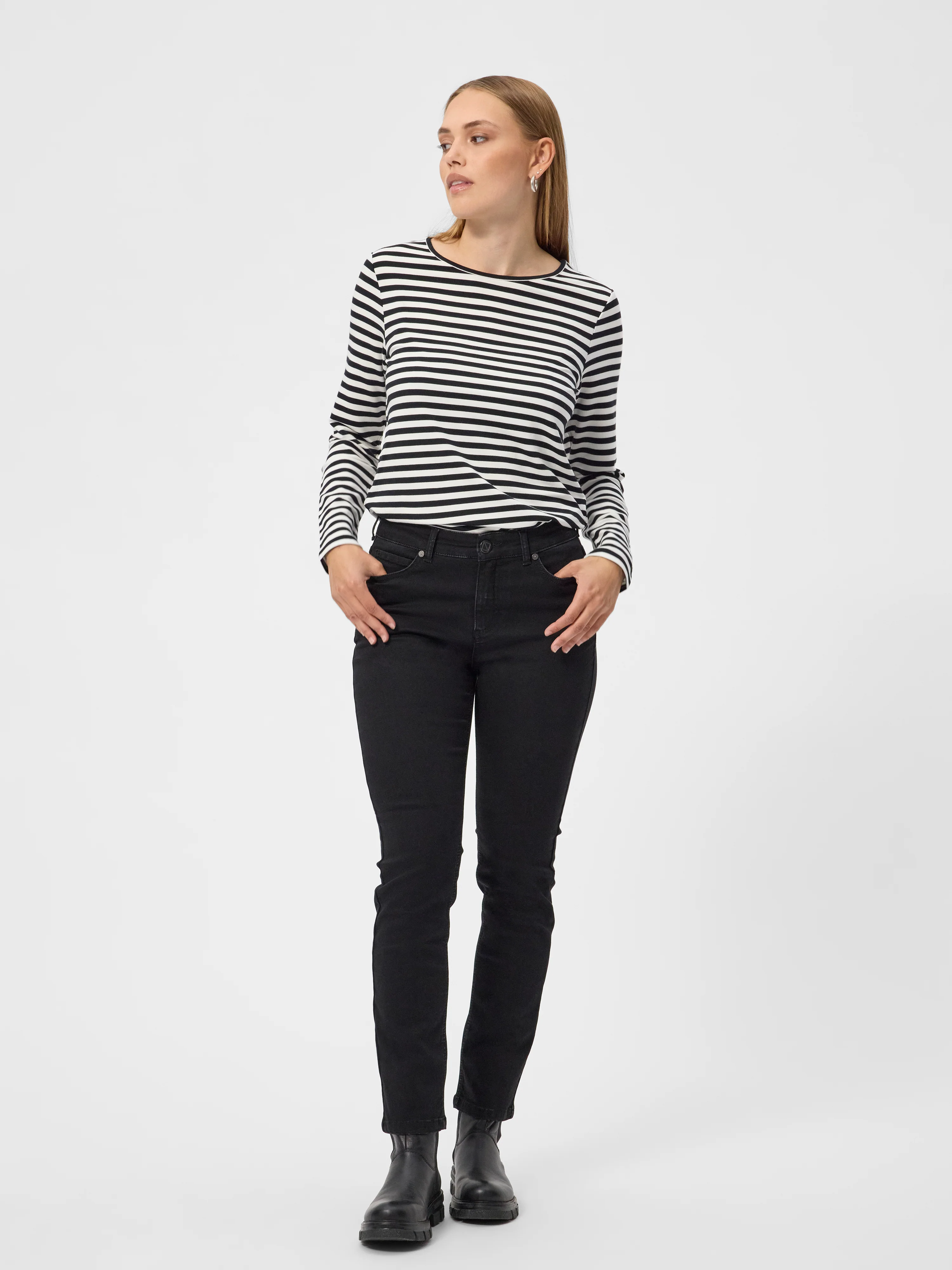 Mai Jeans - Black - Image 4